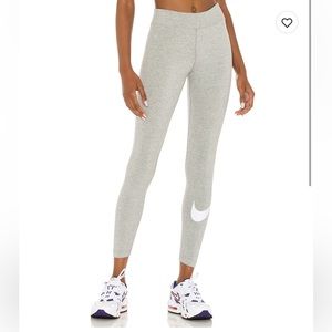 Nike Essential Swoosh Legging